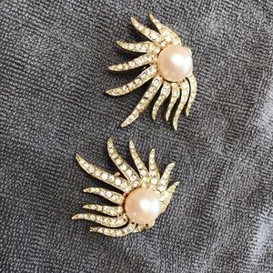 White pearl with rhinestones in good setting. 2x2